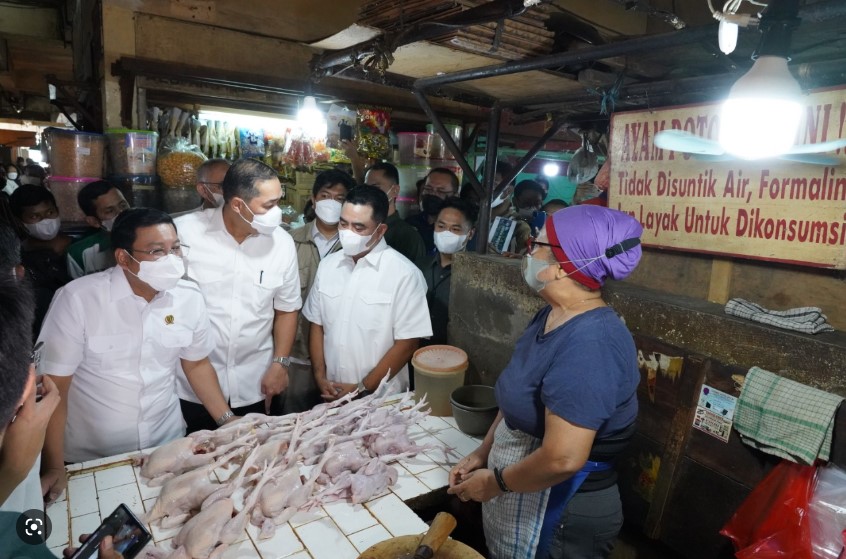 Mendag-Meninjau-Stok-dan-Harga-Bapok-di-Pasar