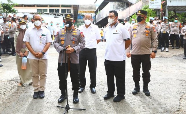 Tinjau-Pasar-Minggu-Kapolri-Pastikan-Harga-Minyak-Goreng