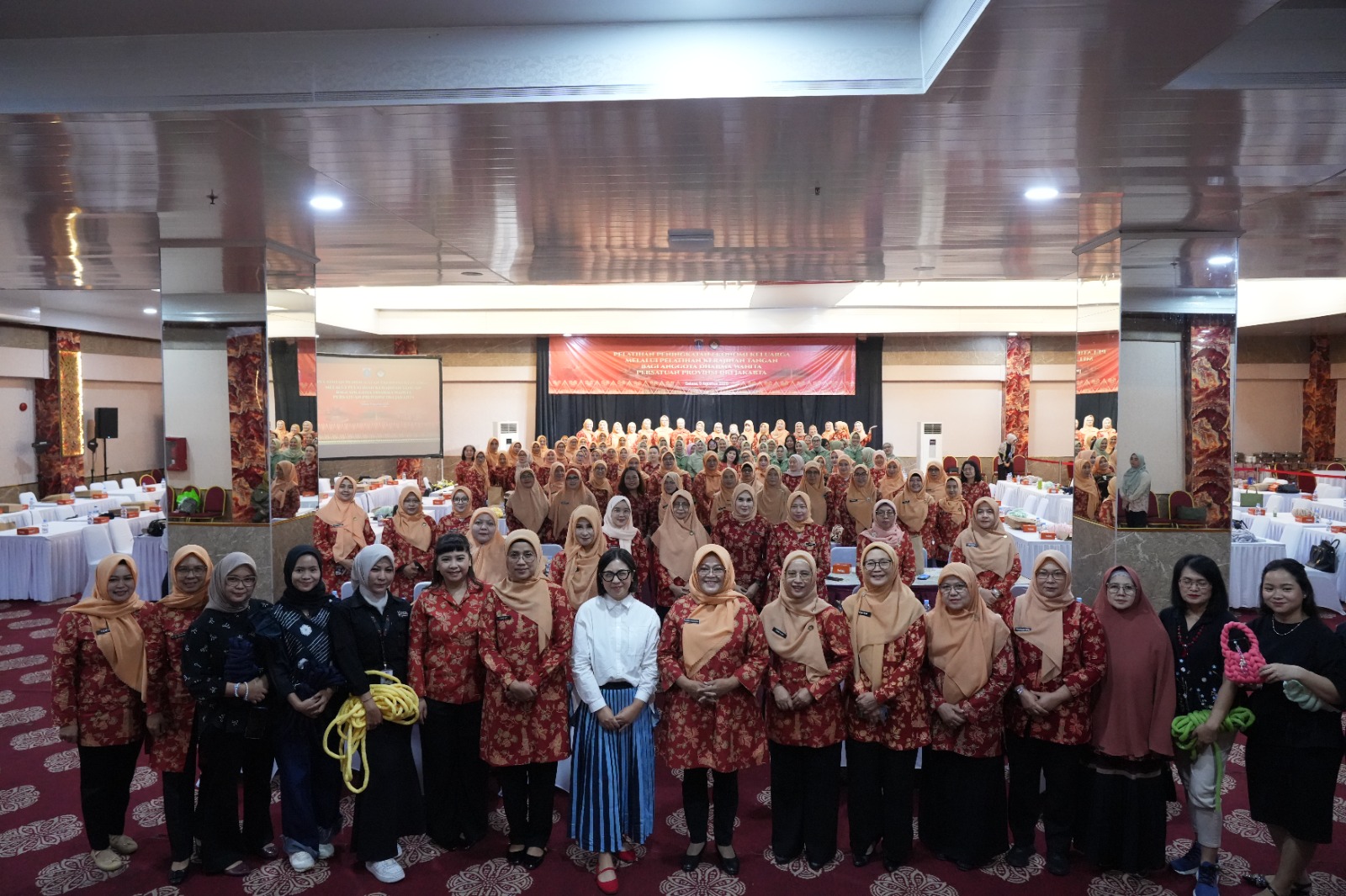 bhakti-istri-pegawai-perumda-pasar-jaya-menghadiri-kegiatan-peningkatan-ekonomi-keluarga